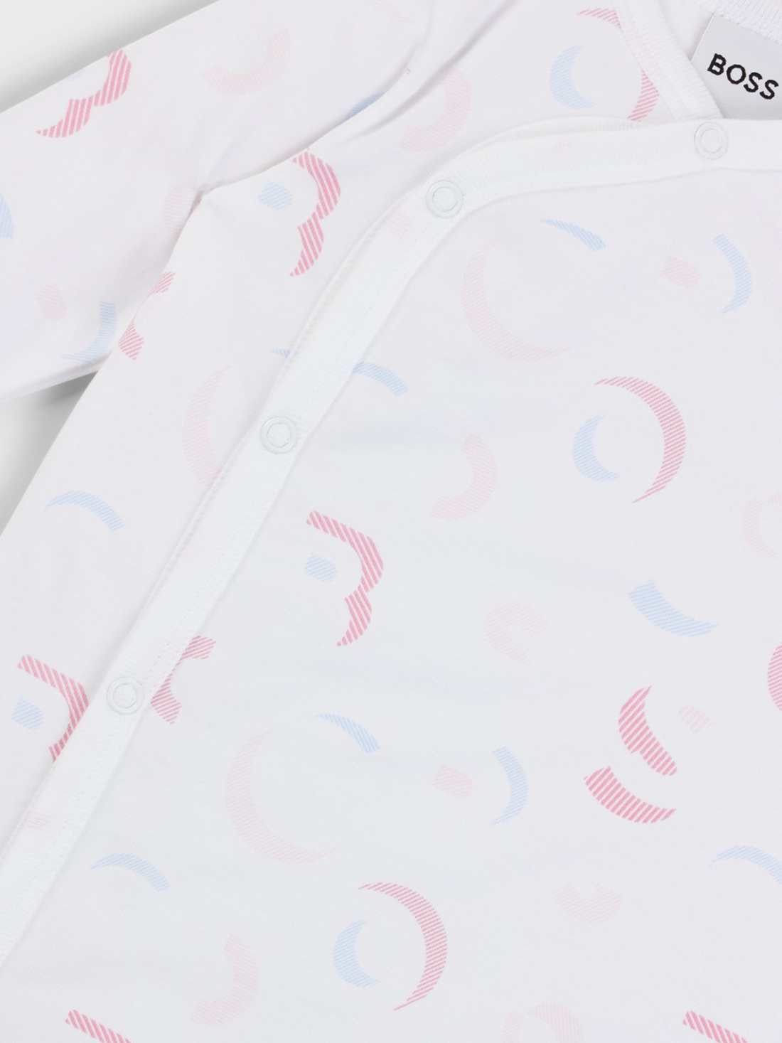 ENSEMBLE PYJAMA ET BONNET POUR BÉBÉ, PRÉSENTÉ DANS UN COFFRET CADEAU