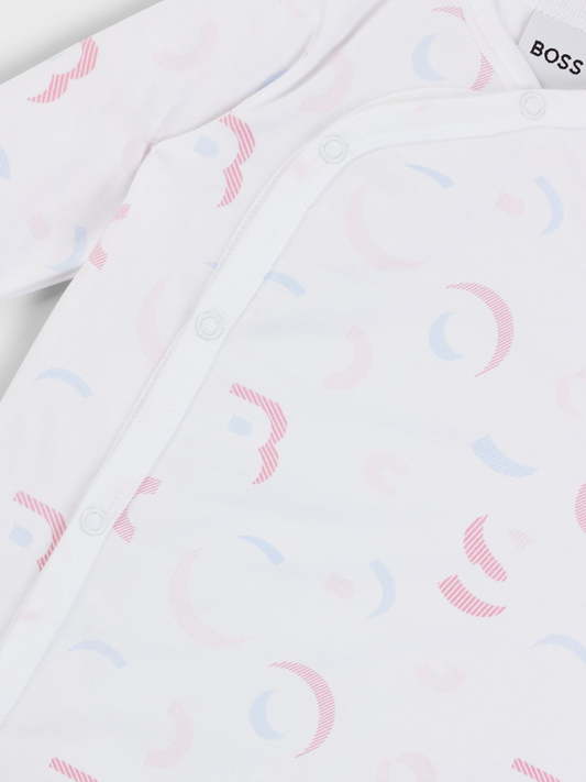 ENSEMBLE PYJAMA ET BONNET POUR BÉBÉ, PRÉSENTÉ DANS UN COFFRET CADEAU
