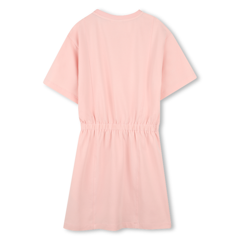 Robe rose cintrée à la taille