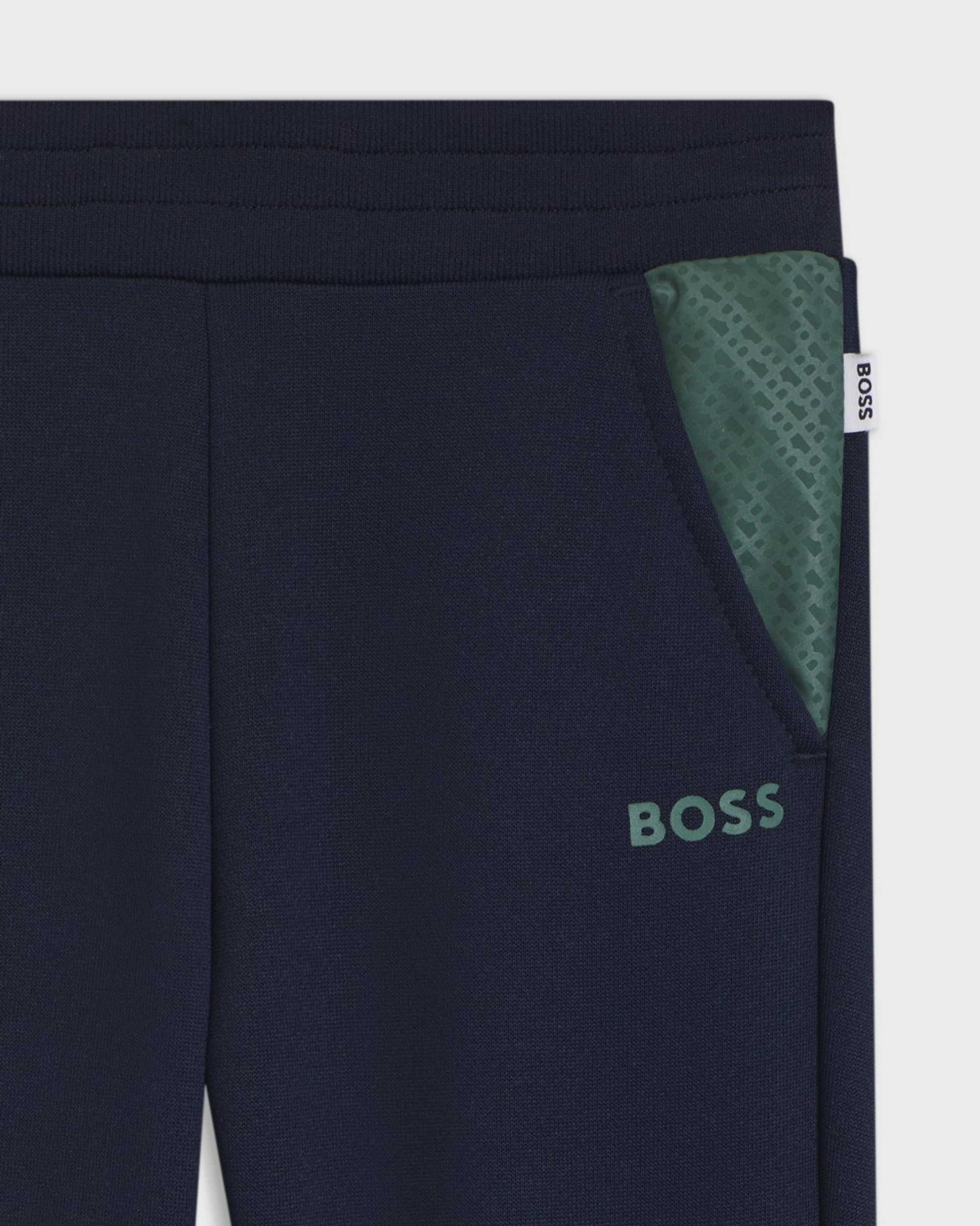 ensemble survêtement boss bébé garçon détail sweat avec logo boss et poche verte texturée