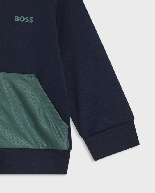 ensemble survêtement boss bébé garçon détail pantalon avec logo boss et poche verte
